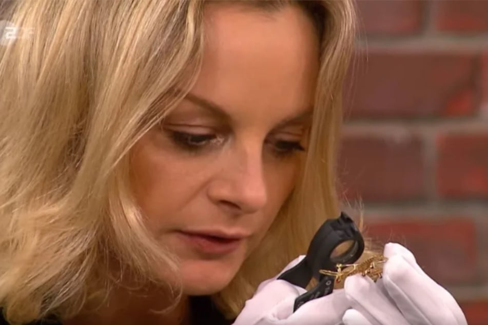 Juwelierin Susanne Steiger (42) aus Aachen ersteigert sich die Brosche für 230 Euro.