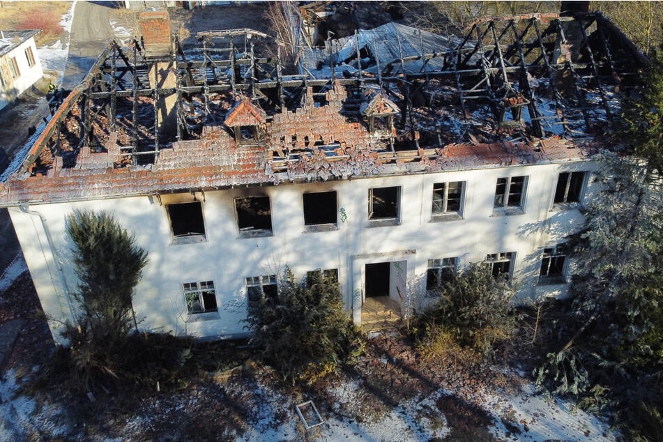 Eine Luftaufnahme lässt die Dimensionen des Brandes in Pritzwalk (Prignitz) erahnen.