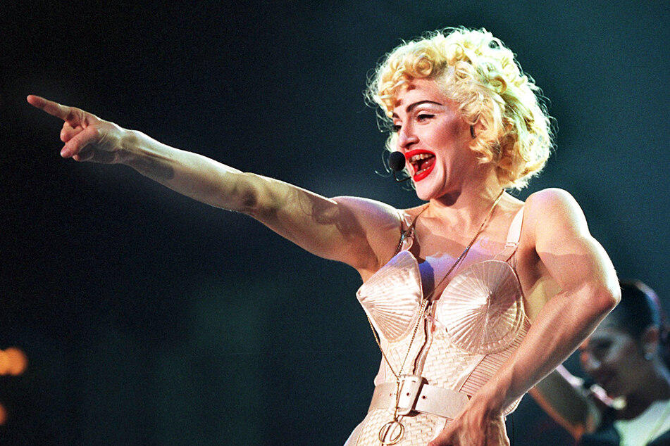 Legendär: Auf ihrer "Blond Ambition World Tour" trug Madonna ein Bustier des französischen Designers Jean Paul Gaultier. Hier ist sie bei ihrem Auftritt im Juli 1990 in Dortmund zu sehen.