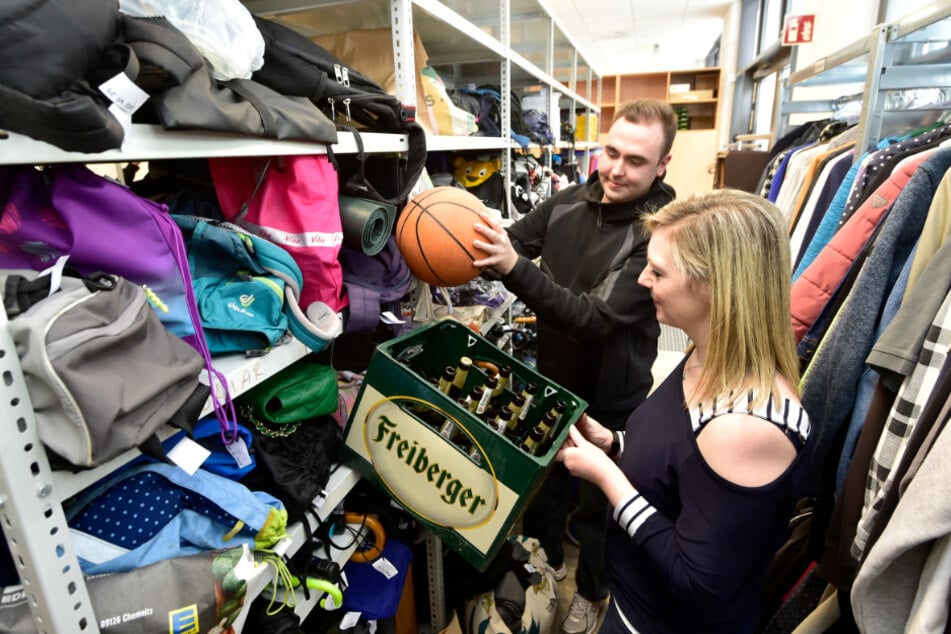 Mitarbeiter Moritz Schilbach und Fundbüro-Leiterin Daniela John bekamen einen vergessenen Bierkasten von der CVAG geliefert.