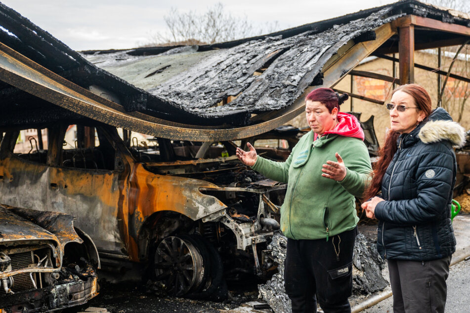 Fürchterliches Drama vor dem Fest: Bianca (35) und Mutter Ramona Bauer (56) vor ihren abgebrannten Autos in Kirchberg.