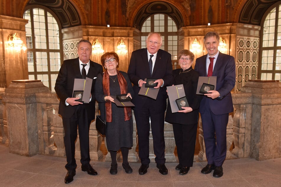 2017 wurde Ernst Hirsch (Mitte) mit der Ehrenmedaille der Stadt Dresden geehrt.