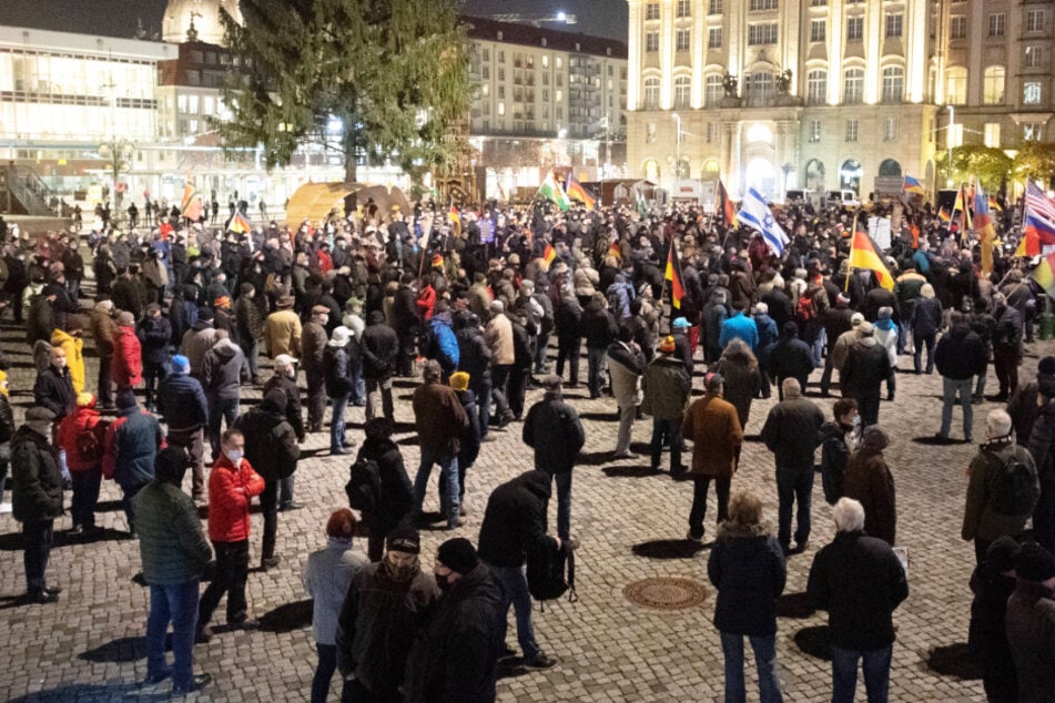 Nach der umstrittenen "Querdenken"-Demo in Leipzig haben Redner der islam- und ausländerfeindlichen Pegida-Bewegung in Dresden die von Bund und Ländern beschlossenen Coronavirus-Maßnahmen kritisiert.