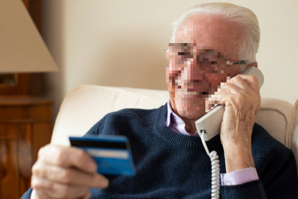 Der Rentner gab am Telefon seine Kreditkartendaten weiter. (Symbolbild)