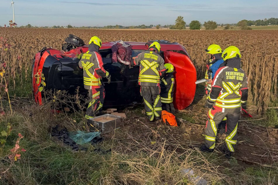 Ein Auto landete auf einem angrenzenden Feld.