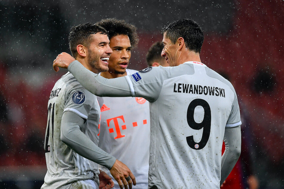 Bayerns Torschützen Lucas Hernandez, Leroy Sane und Robert Lewandowski (v.l.n.r.) feiern den 6. Treffer der Münchner durch Hernandez.