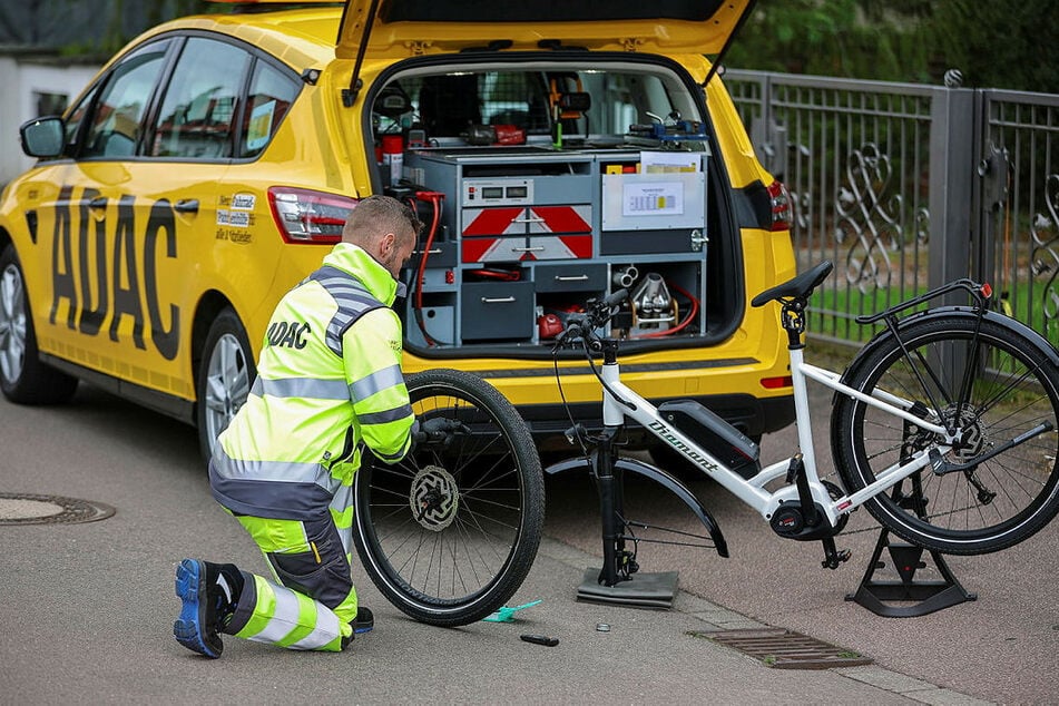 Die "Gelben Engel" vom ADAC reparieren jetzt auch Fahrräder.