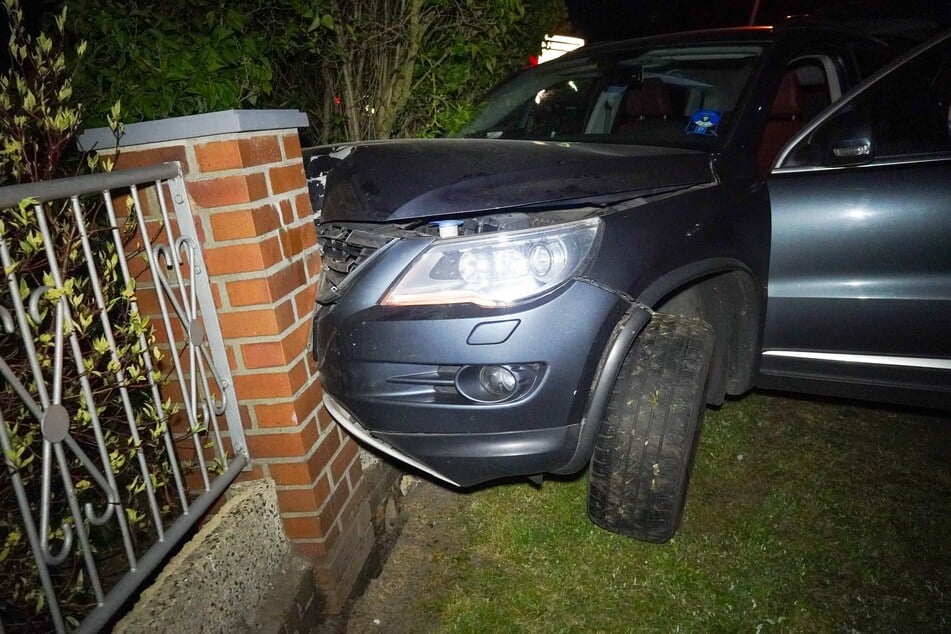 Nachdem der 42-Jährige gegen einen Betonzaun gefahren ist, flüchtete er zu Fuß vor der Polizei.