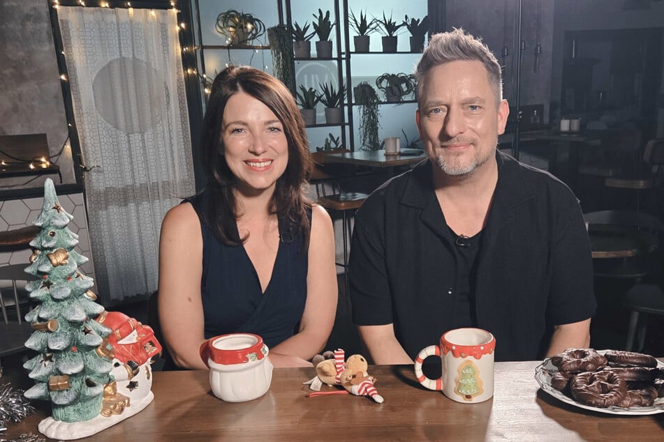 Mit Schauspiel-Kollege Lars Pape (54) aka Michi spricht Iris Mareike Steen (34, l.) über die Weihnachtszeit.