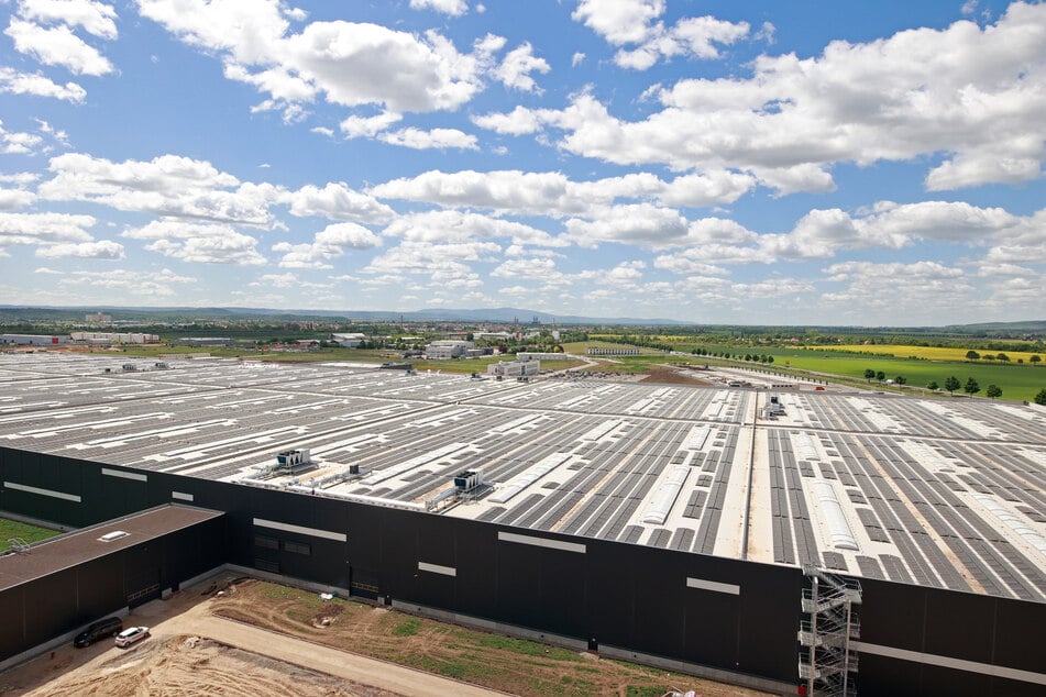 In Halberstadt wird ein Logistikzentrum von Daimler Truck eröffnet.