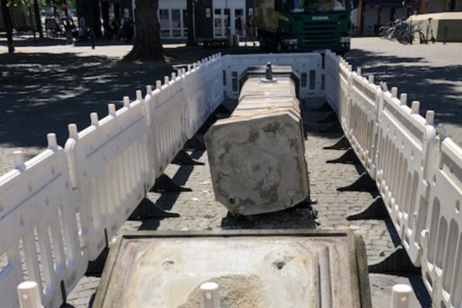 Die Steinerne Pumpe auf dem Alter Markt liegt am Boden.