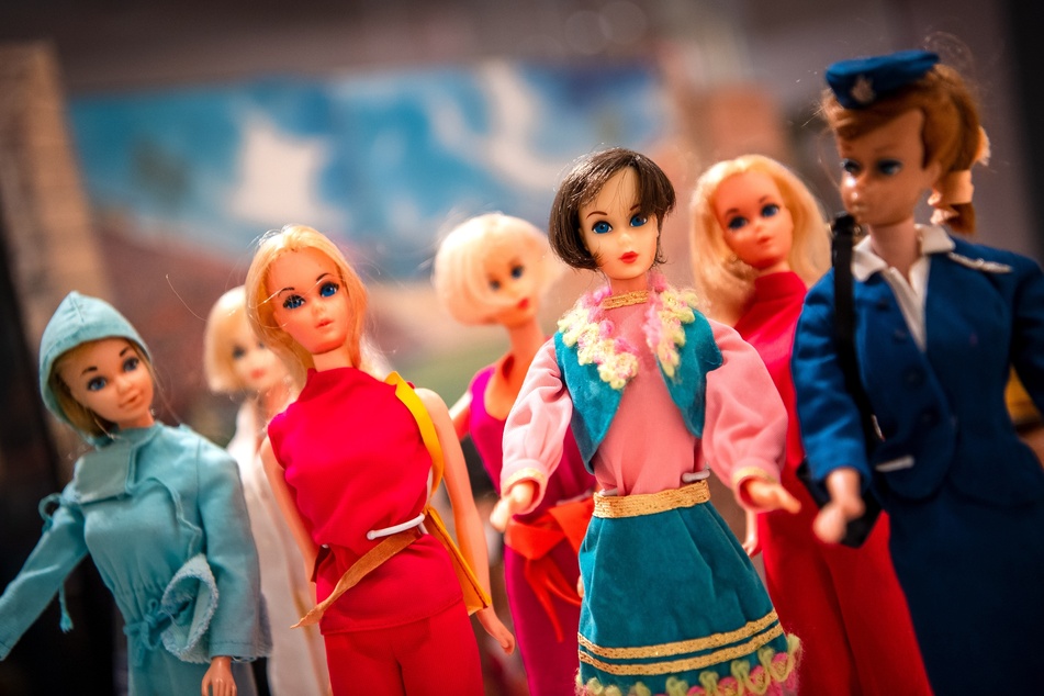Die Barbie-Puppe ist in fast jedem Kinderzimmer zu finden. Viele Berufe übt die Spielfigur aus. Die Schau in Emden zeigt nun anhand der Barbie, wie sich Arbeitswelten von Frauen veränderten - und wirft dabei auch einen Blick auf das Ostfriesland der Nachkriegsjahre.