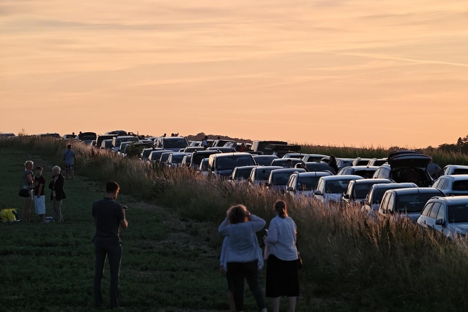 Auto an Auto reihte sich an der Babisnauer Pappel.