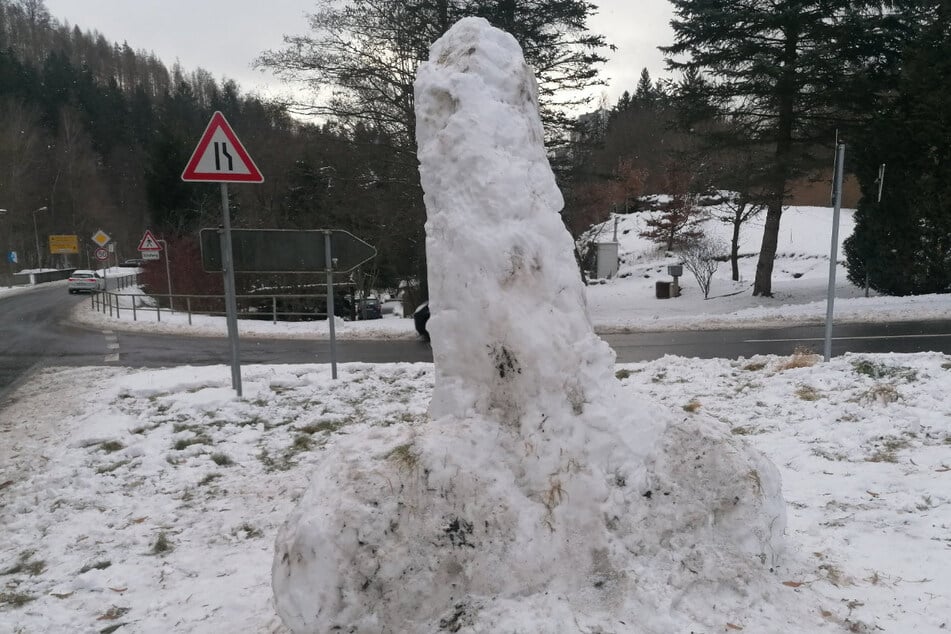 Riesen-Schnee-Penis erregt das Erzgebirge: Kaltes Kunstwerk aufgetaucht