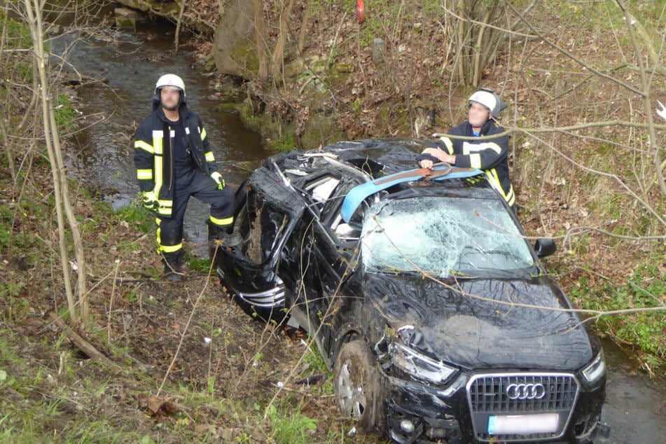 Nach Bruchlandung in einem Bach: Audi-Fahrer muss ins Krankenhaus