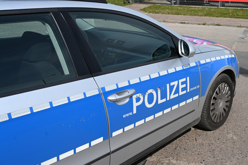 Zwei Männer wurden in Magdeburg von einer dreiköpfigen Gruppe angegriffen. Die Polizei bittet um Hinweise von Zeugen. (Symbolbild)