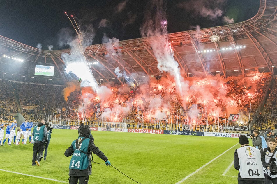 Vor dem Anpfiff ging es los, bis zur 30. Minute zündeln die Fans immer noch.