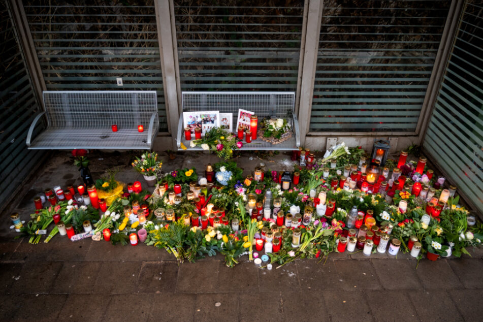 Seit der Tat legen immer mehr Menschen Kerzen, Bilder und Blumen an den Bahnhof in Brokstedt.