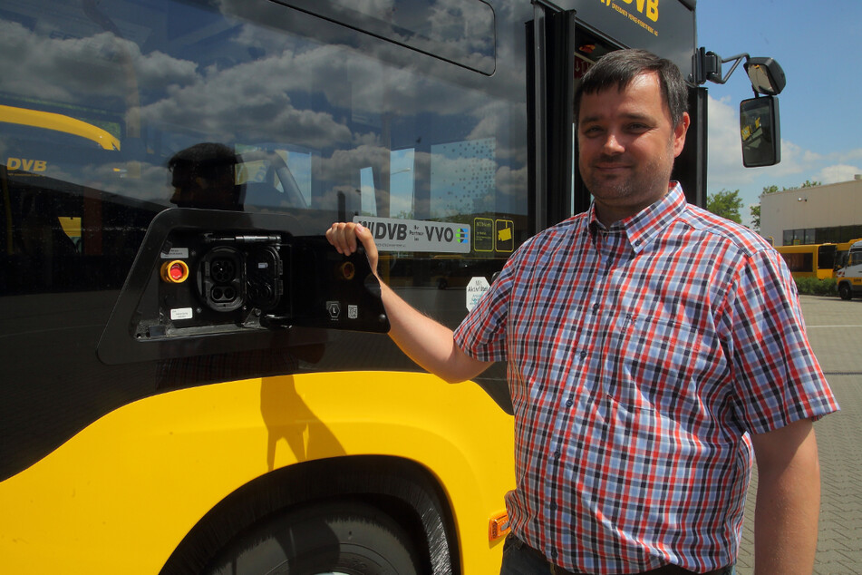 DVB-Ingenieur Rico Seipel (39) an einem der neuen E-Busse.