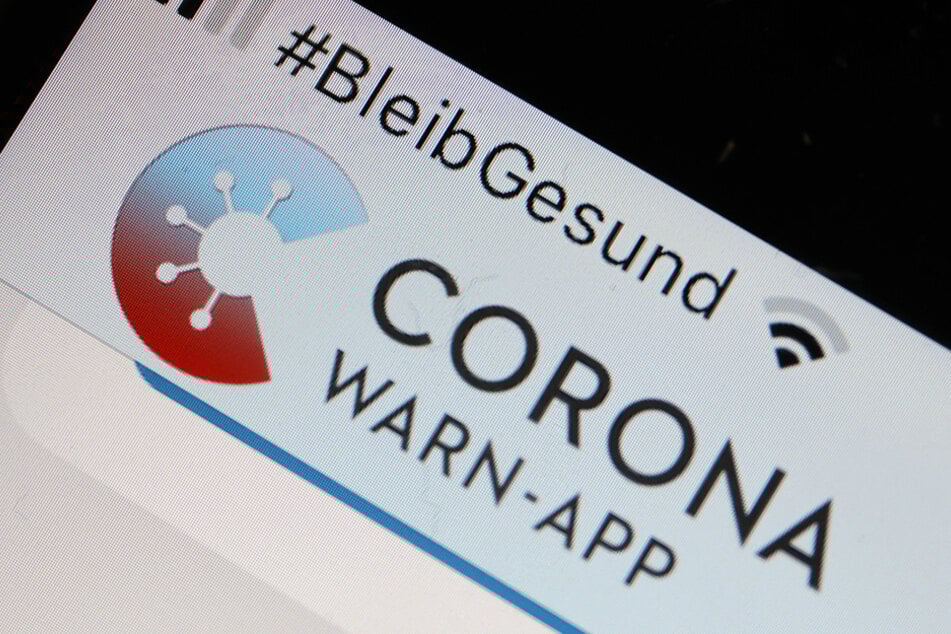 Die Corona-Warn-App hilft dabei, mögliche Infektionsketten nachzuvollziehen.
