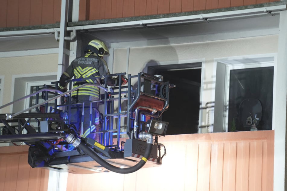 Die Kameraden der Feuerwehr rückten mit ihrer Drehleiter an und holten damit die 66-Jährige aus ihrer Wohnung.