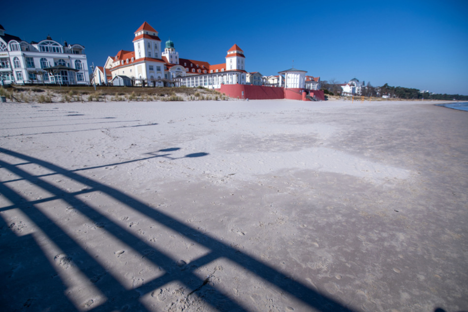 Ausflüge zu den Ostseeinsel Rügen, wie hier in Binz, sind als Tagesausflug für die Einwohner von Mecklenburg-Vorpommerns erlaubt.