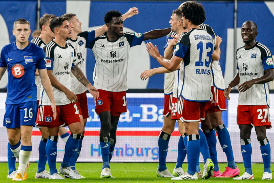 HSV-Flügelflitzer Bakery Jatta (5.v.l.) lässt sich nach seinem Führungstreffer gegen Hertha BSC von seinen Mitspielern feiern.