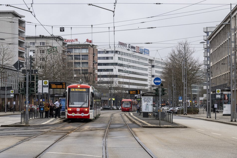 Nahe der Haltestelle "Theaterplatz" kam es in der Nacht auf Dienstag zu einer brutalen Schlägerei. Ein Mann (35) kam in ein Krankenhaus.