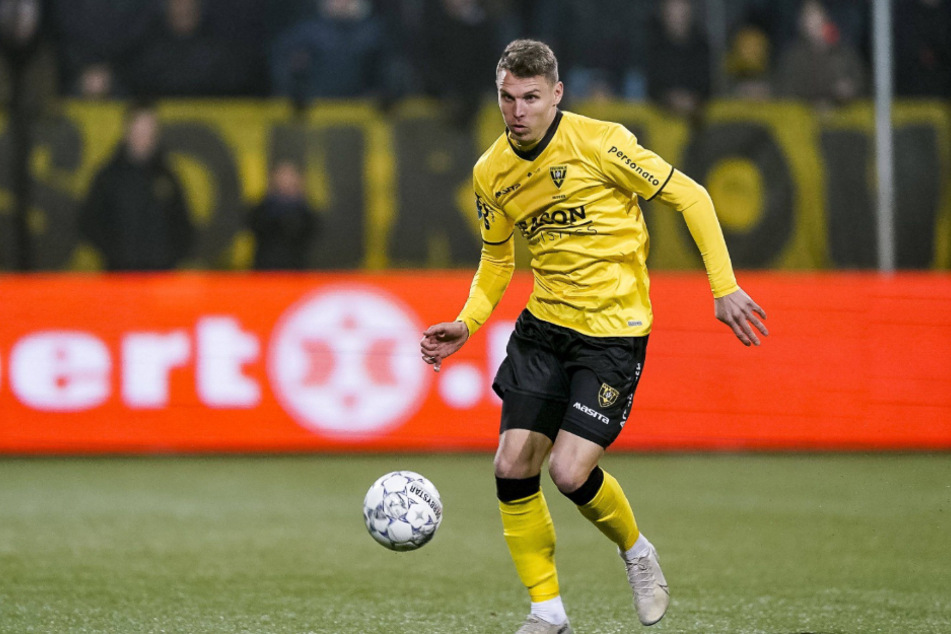 Am Ball: Tobias Pachonik (25).