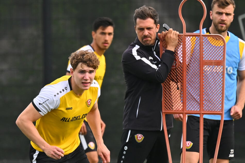 Trainer Thomas Stamm (43, h.) kann gegen Kiel wieder auf seinen Youngster Friedrich Müller (20) setzen.