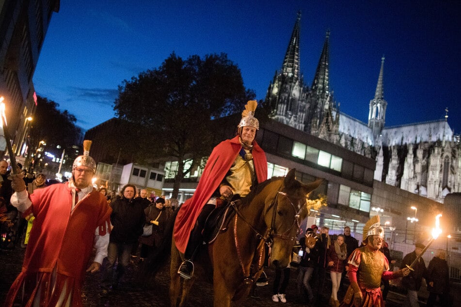 Der "Heilige Sankt Martin" reitet bei einem Martinszug am Dom vorbei. Martinsumzüge sind in diesem Jahr in Nordrhein-Westfalen verboten (Archivbild).