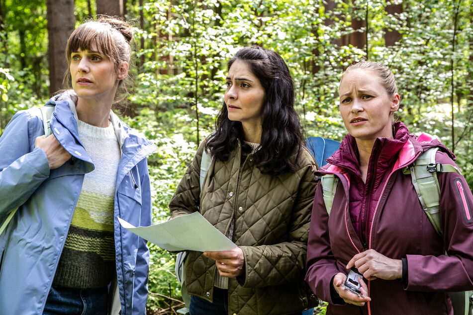 Nur mit Karte und Kompass wollen sich Viola Klemm (Sophie Lutz, 42, v.l.), Ayla Ömer (Pegah Ferydoni, 40) und Marlene Seifert (Inez Bjørg David, 42) im Wald orientieren.