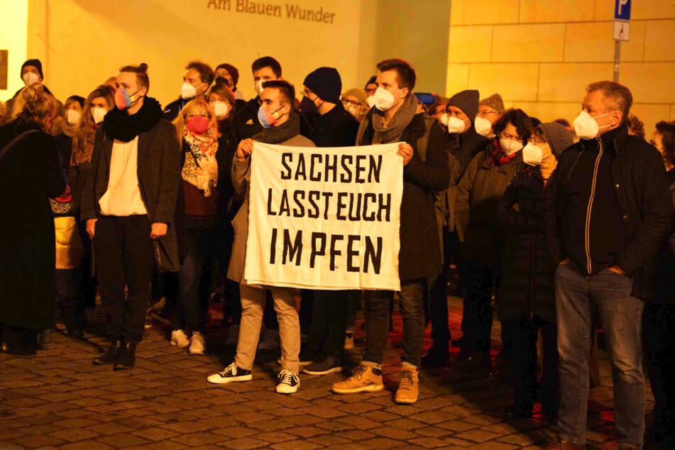 "Sachsen Lasst Euch Impfen", stand auf einem Plakat der Demonstranten, die durchweg mit FFP2-Maske demonstrierten.