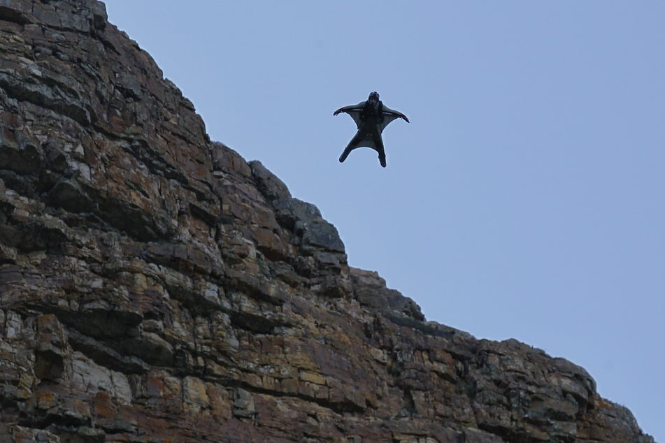 Beide Frauen sprangen mit einem Wingsuit in die Tiefe. (Symbolfoto)