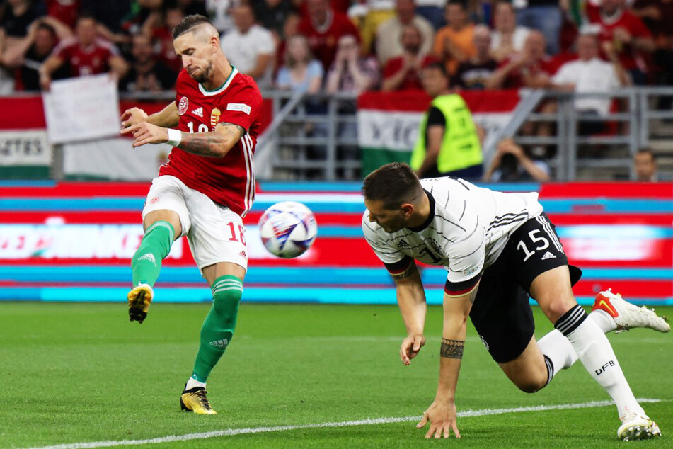 Niklas Süles (r.) beherztes Eingreifen kommt zu spät: Zsolt Nagy trifft in dieser Szene zum 1:0 für Ungarn.