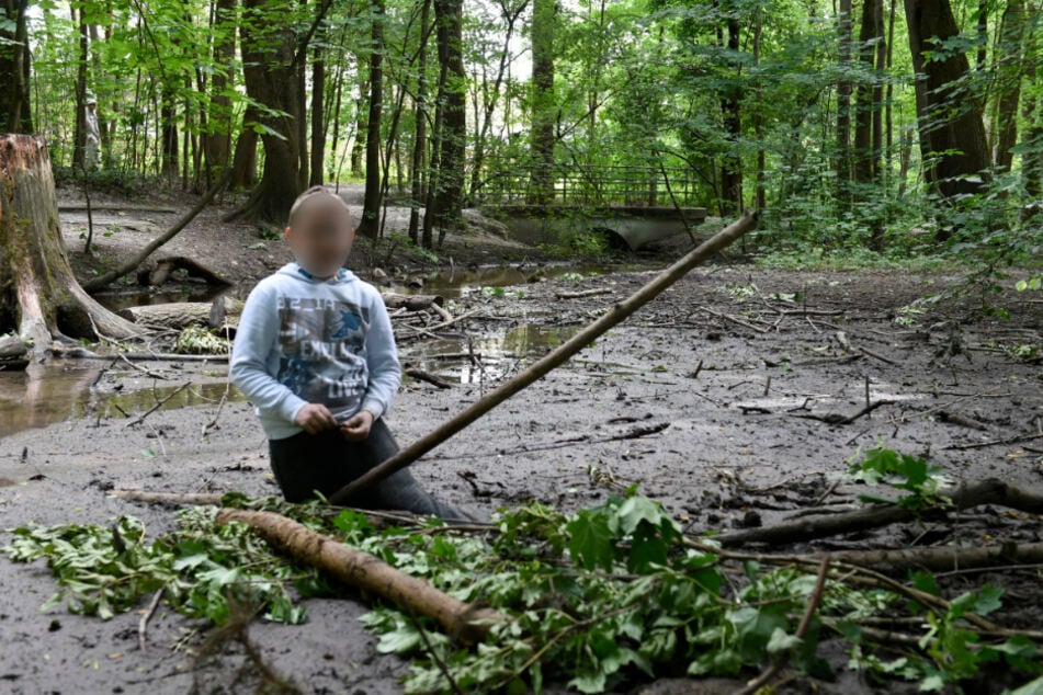 Der Junge steckte bis zur Hüfte in dem Sumpf fest.