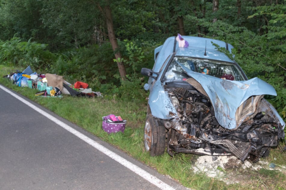 Die Front des Wagens wurde komplett zerstört.