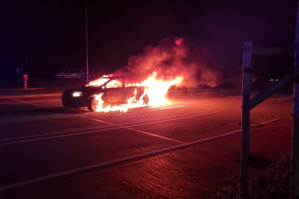 In Borna stand ein geparktes Auto in Flammen.