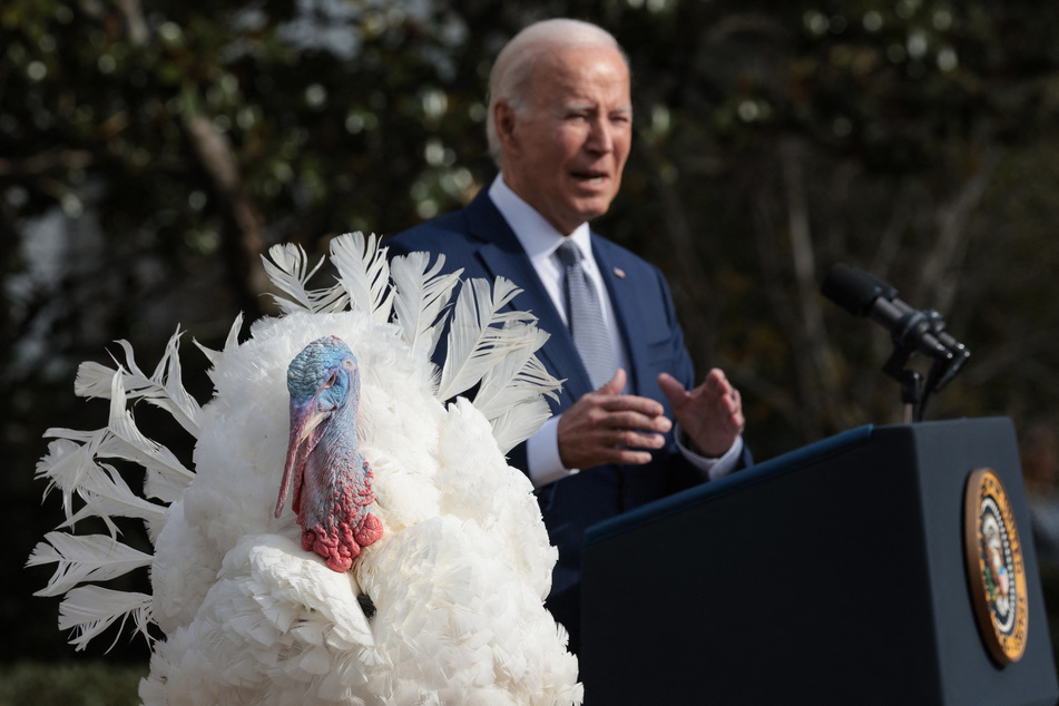 Der 81-Jährige äußerte sich am Rande der traditionellen Zeremonie zur Begnadigung zweier Truthähne vor dem Thanksgiving-Fest im Garten des Weißen Hauses.