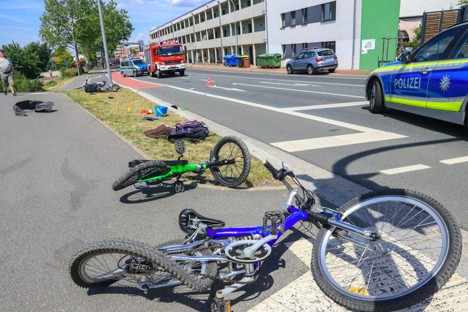 Ein Auto erfasste die Familie mit ihren Fahrrädern.