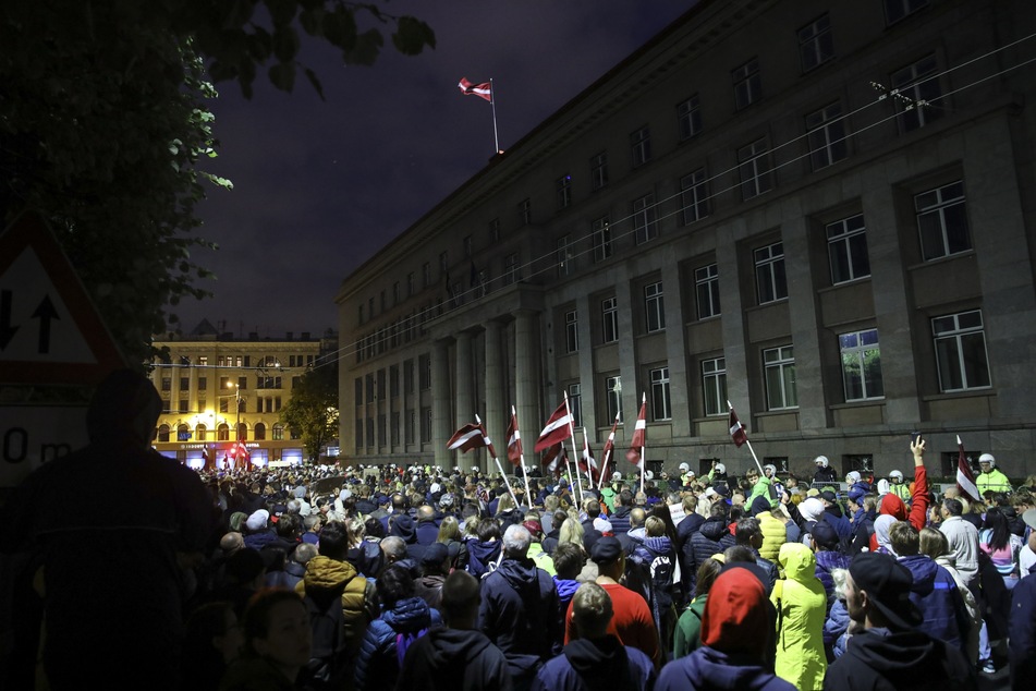 Schon im August gab es in Riga Demonstranten gegen eine Impfpflicht. In Lettland ist nur knapp die Hälfte der 1,9 Millionen Einwohner vollständig gegen Corona geimpft. Die Regierung bemüht sich seit Monaten mit nur mäßigem Erfolg, die geringe Impfbereitschaft der Bevölkerung zu erhöhen.