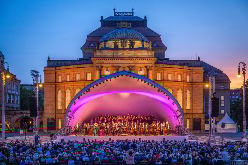 Die Theater Chemnitz führen bis 8. August verschieden Open-Air-Konzerte auf dem Theaterplatz auf.