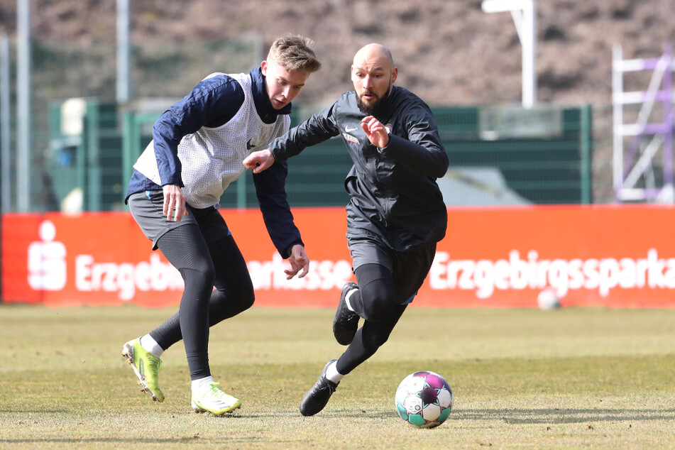 Die alte Dynamik ist schon wieder da: Philipp Riese (r.) zieht an Erik Majetschak vorbei.