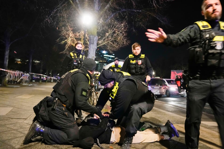Noch in Tatortnähe konnten Polizisten den Mann festnehmen.