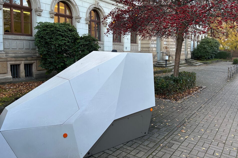 Die Radarfalle wurde an einem Schulgebäude platziert.