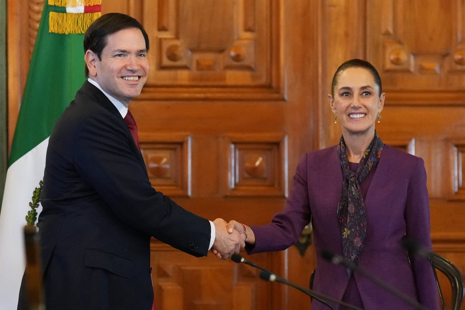 US Secretary of State Marco Rubio (l.) shakes hands with Mexico's President Claudia Sheinbaum (r.) at the Palacio Nacional in Mexico City on Wednesday.