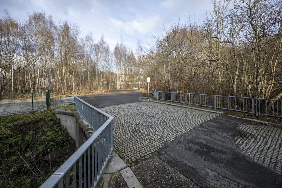 Diese Brücke über dem Pleißenbach gehört ebenfalls der Vergangenheit an. An ihr Stelle soll ab Spätherbst die Talbrücke gebaut werden.