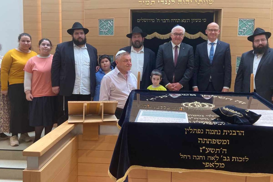 Bundespräsident Frank-Walter Steinmeier (66, Mitte) steht im Gebetsraum der jüdischen Synagoge in Rottweil neben einer jüdischen Familie, die vor dem Krieg aus der Ukraine geflüchtet war.
