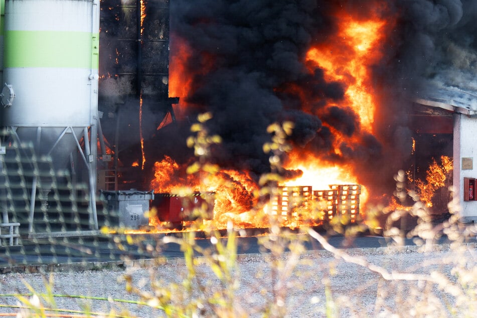 Großbrand in Industriebetrieb: Evakuierung notwendig, Ruß soll nicht berührt werden
