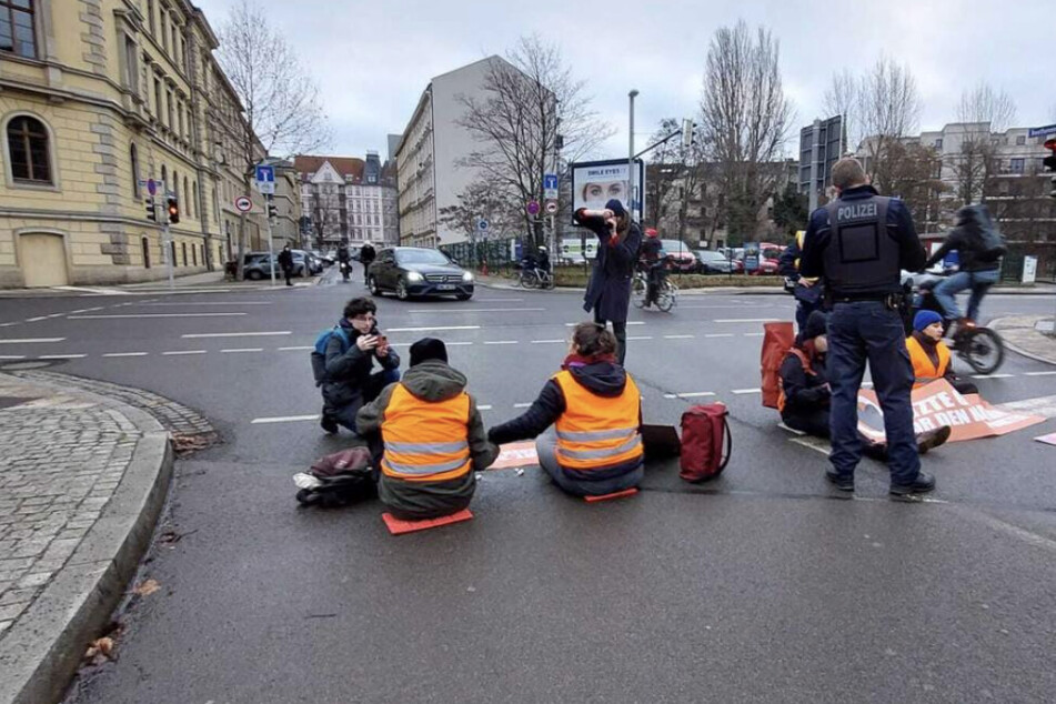 Leipzig: Letzte Generation blockiert Leipziger Harkortstraße: Hände kleben diesmal woanders!